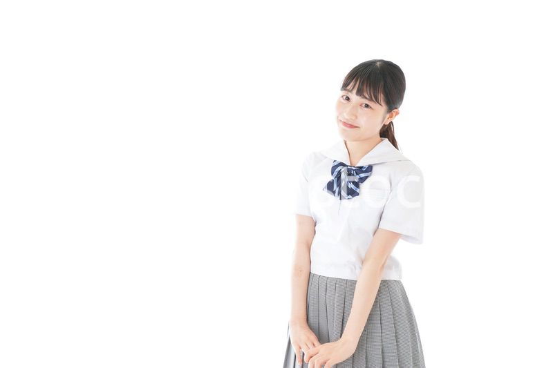笑顔の制服を着た女子学生