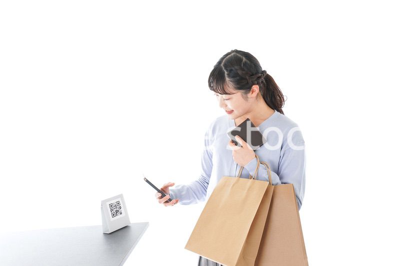 QRコード決済をする若い女性