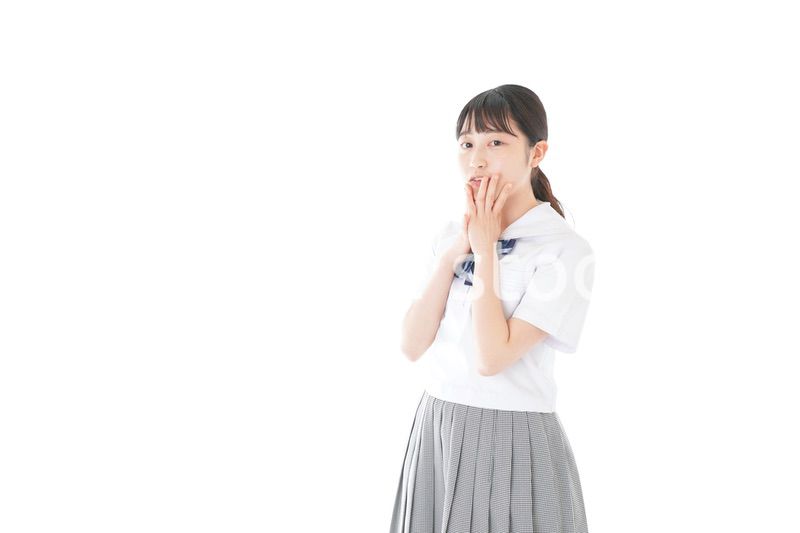 笑顔の制服を着た女子学生