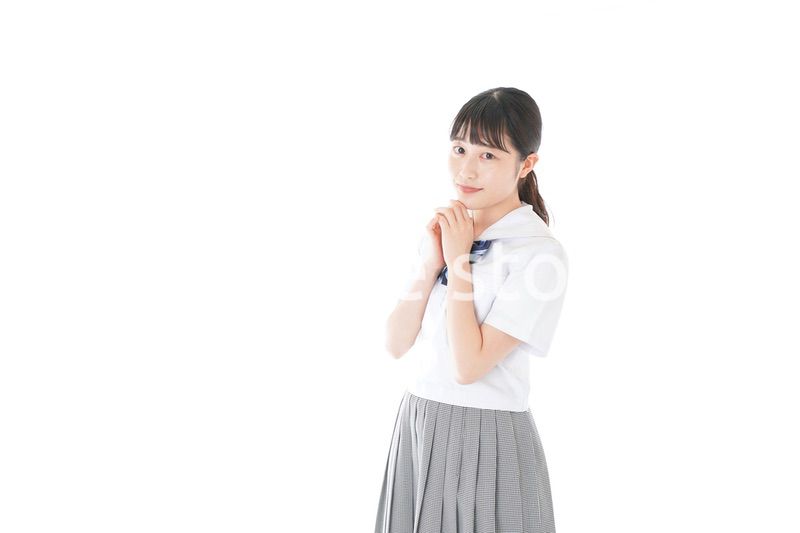 笑顔の制服を着た女子学生