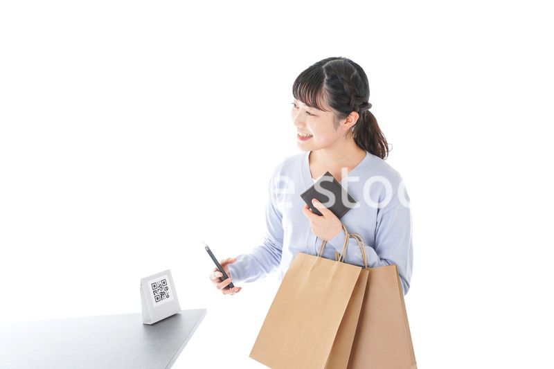 QRコード決済をする若い女性