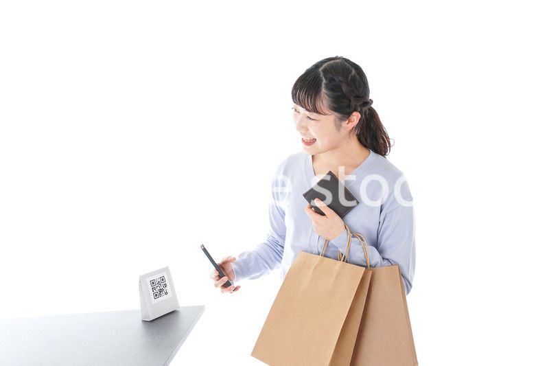 QRコード決済をする若い女性