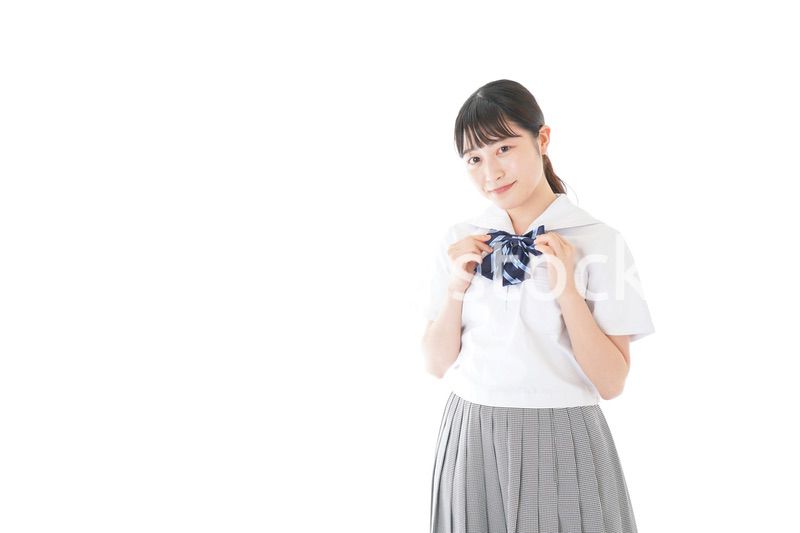 笑顔の制服を着た女子学生