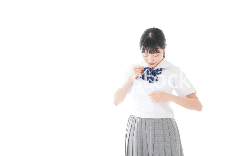 笑顔の制服を着た女子学生
