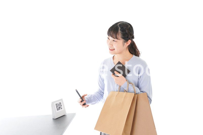 QRコード決済をする若い女性