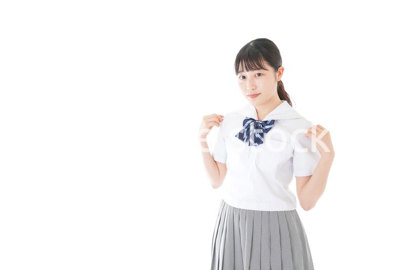 笑顔の制服を着た女子学生