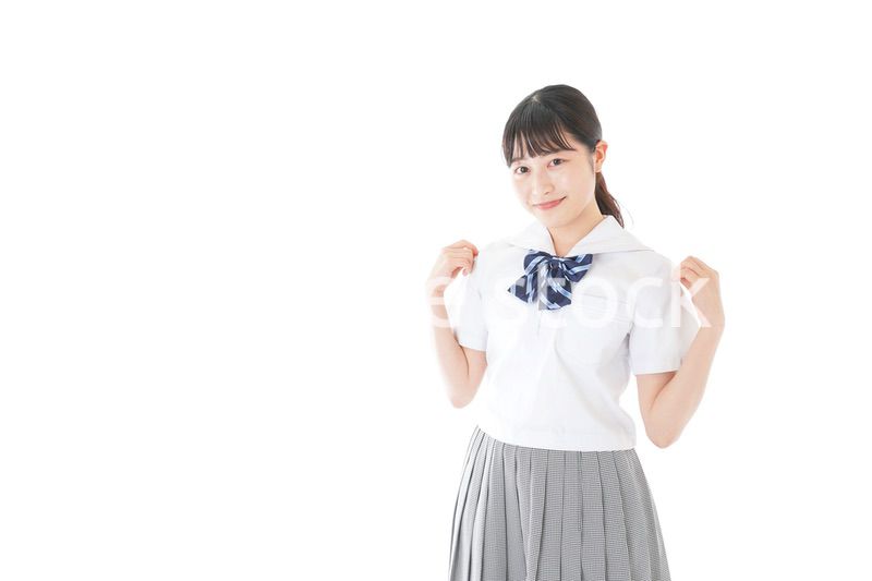 笑顔の制服を着た女子学生