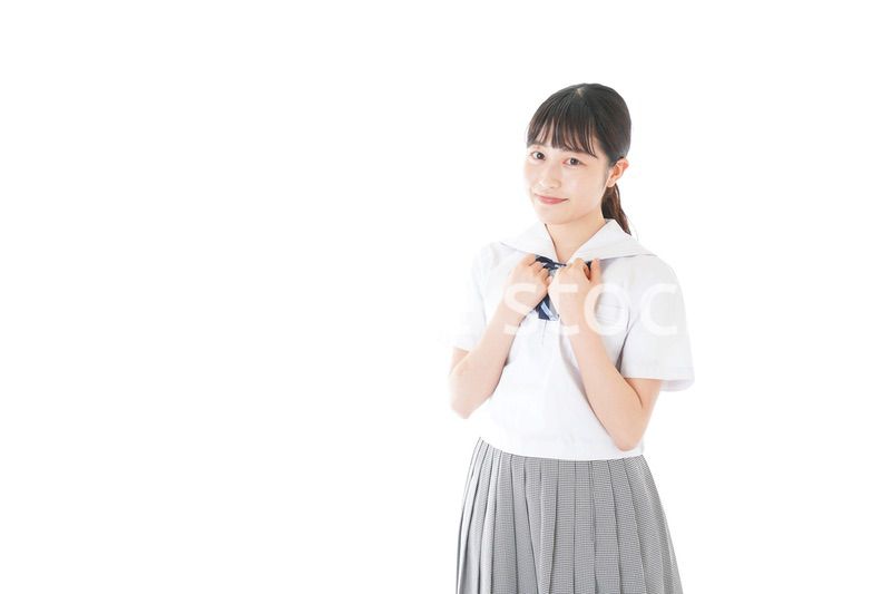 笑顔の制服を着た女子学生