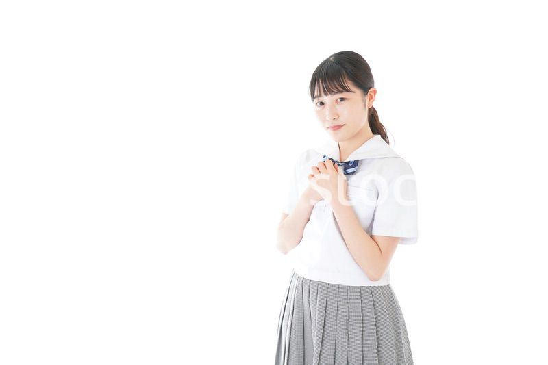 笑顔の制服を着た女子学生