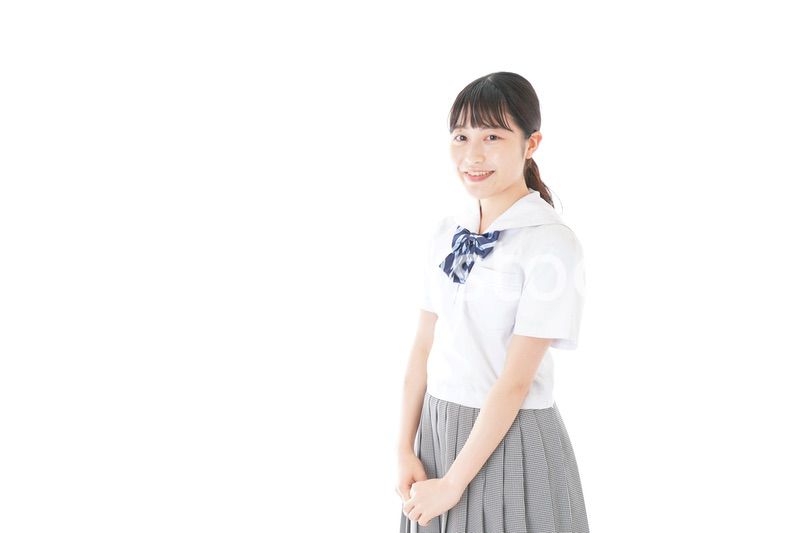 笑顔の制服を着た女子学生