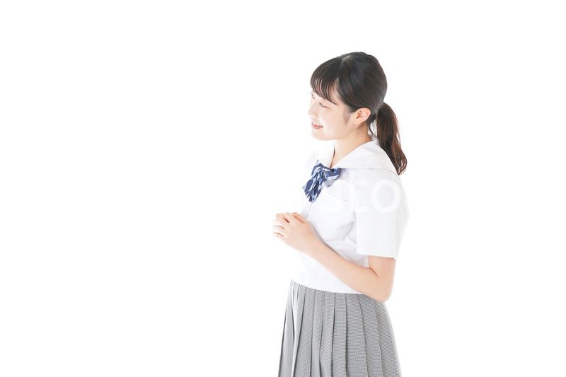 笑顔の制服を着た女子学生