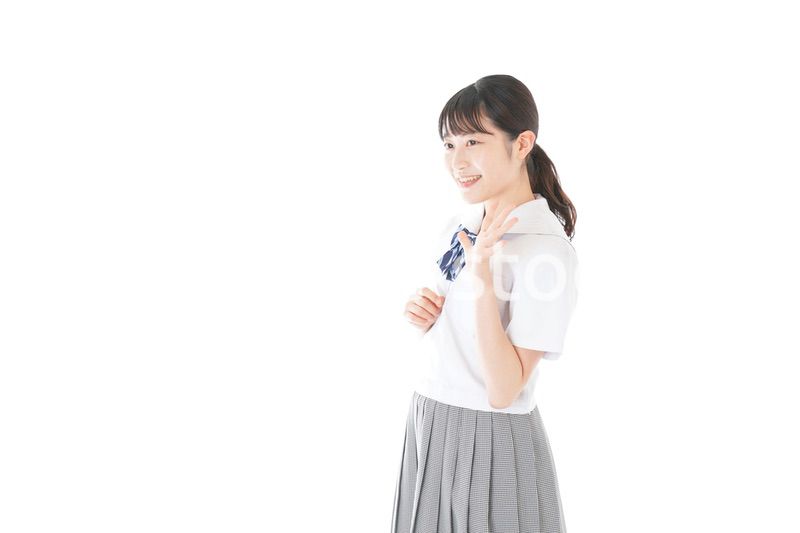 笑顔の制服を着た女子学生