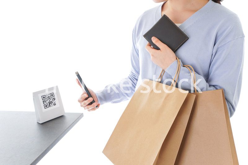 QRコード決済をする若い女性
