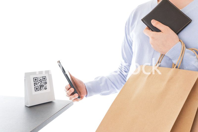 QRコード決済をする若い女性