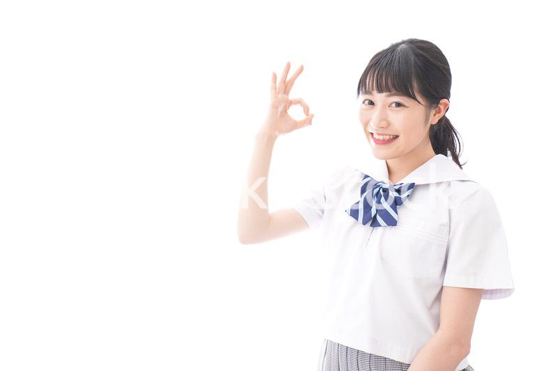 グッドサインをする女子学生