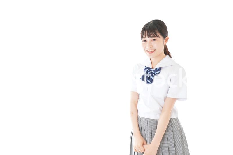 笑顔の制服を着た女子学生