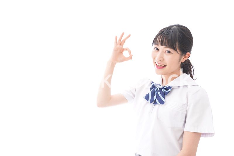 グッドサインをする女子学生