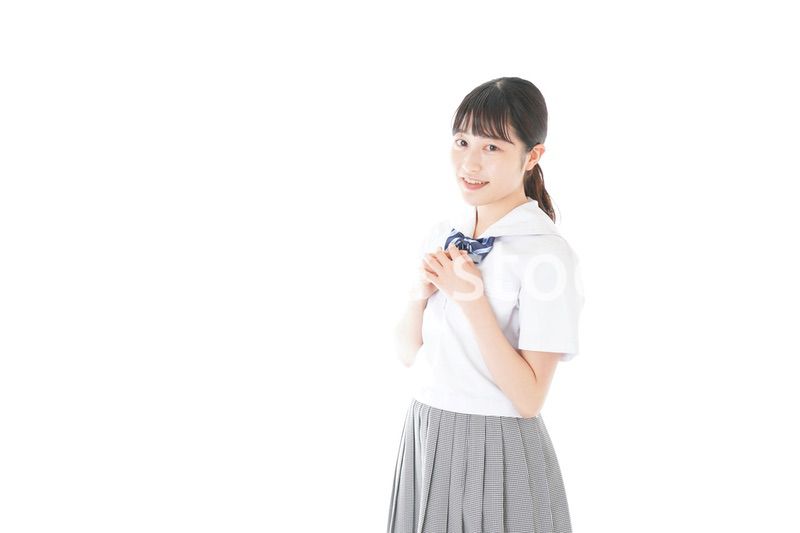 笑顔の制服を着た女子学生