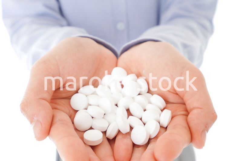 大量の薬物を飲む若い女性