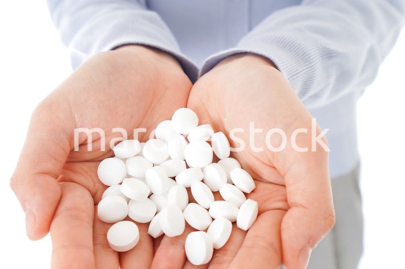 大量の薬物を飲む若い女性