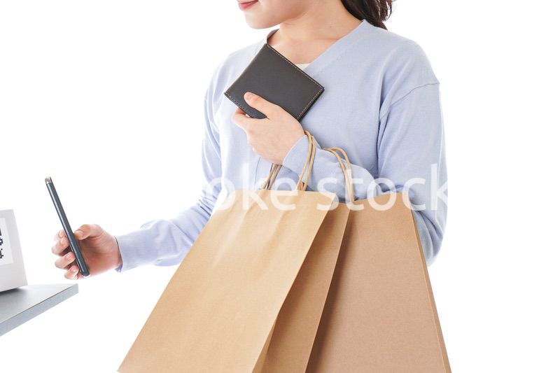 QRコード決済をする若い女性