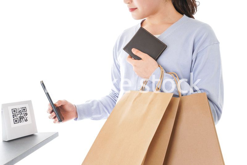 QRコード決済をする若い女性