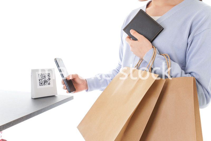 QRコード決済をする若い女性