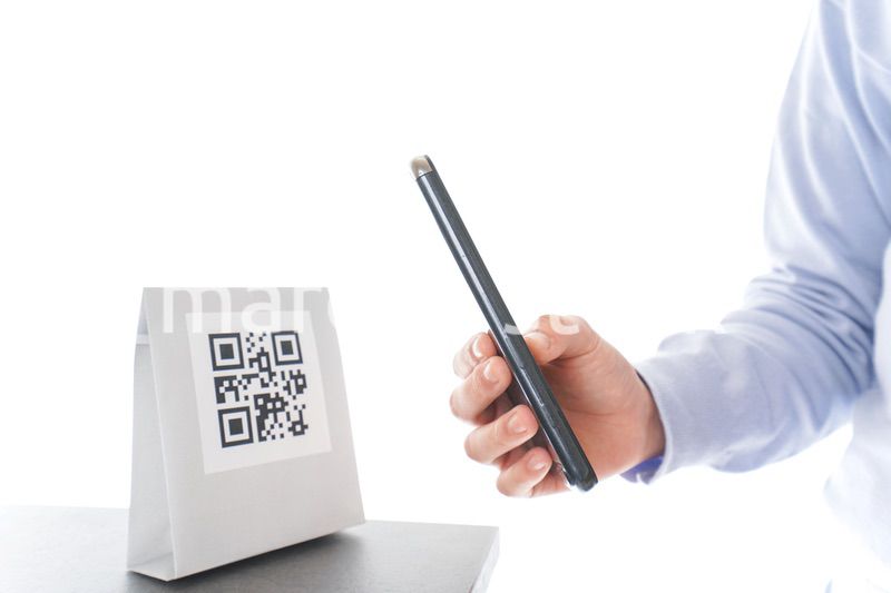 QRコード決済をする若い女性