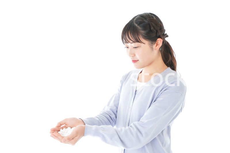 大量の薬物を飲む若い女性