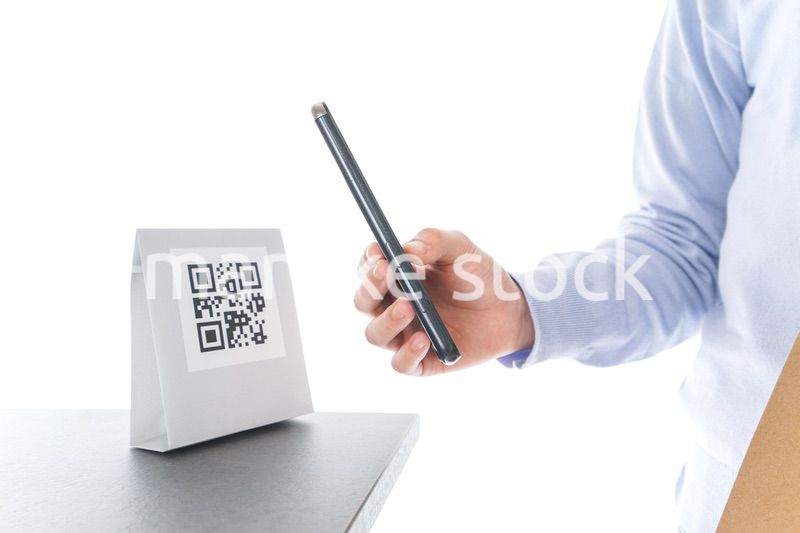 QRコード決済をする若い女性