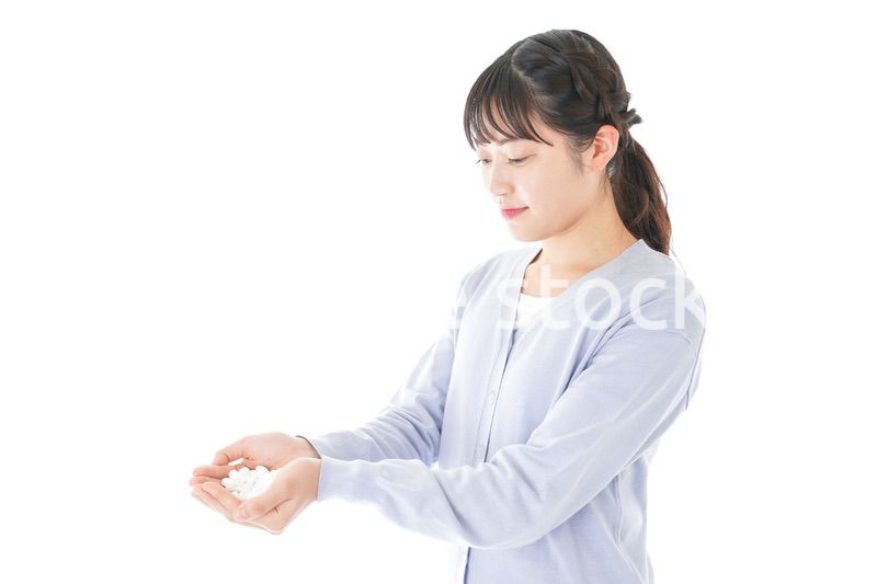 大量の薬物を飲む若い女性