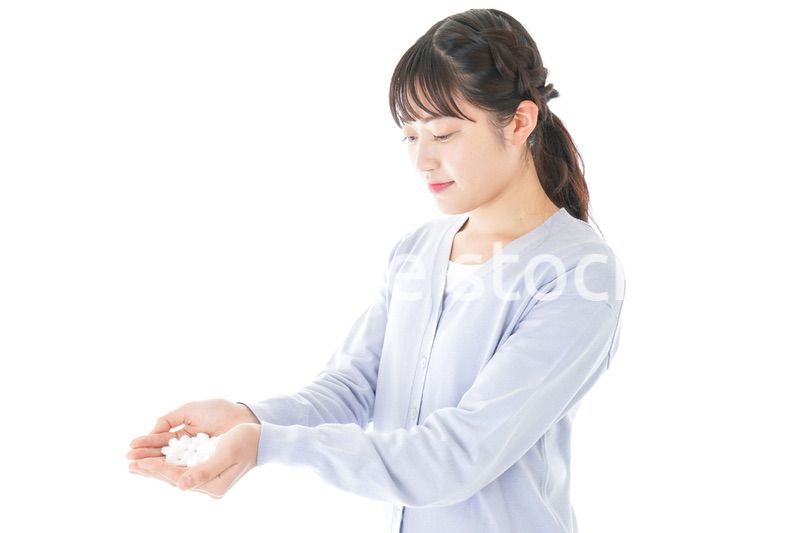 大量の薬物を飲む若い女性