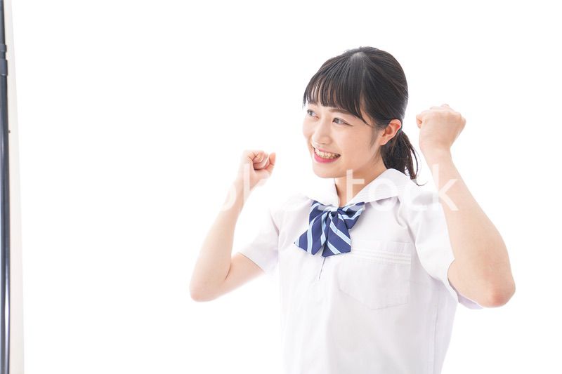 喜ぶ制服姿の学生