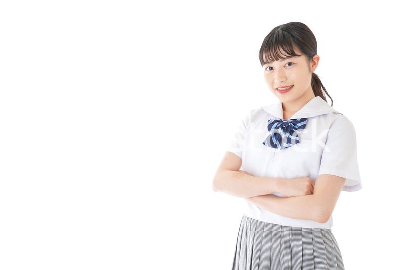 腕を組む制服を着た女子学生