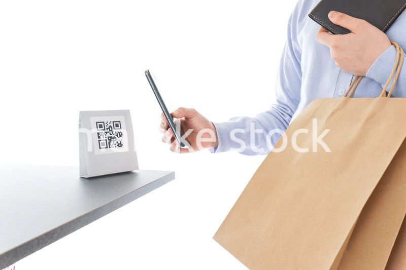 QRコード決済をする若い女性