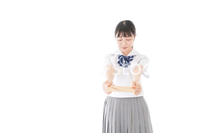 手紙を手渡す制服姿の女子学生