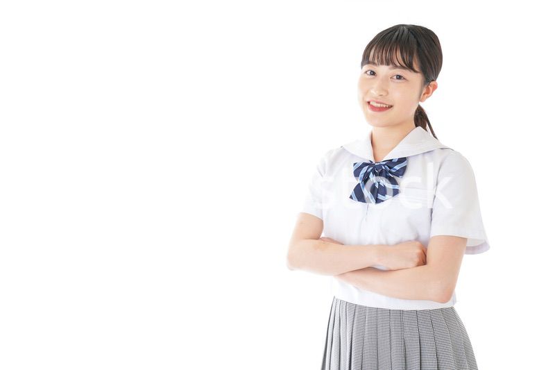 腕を組む制服を着た女子学生