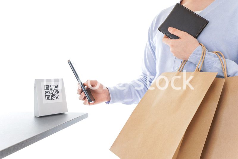 QRコード決済をする若い女性