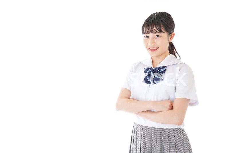 腕を組む制服を着た女子学生