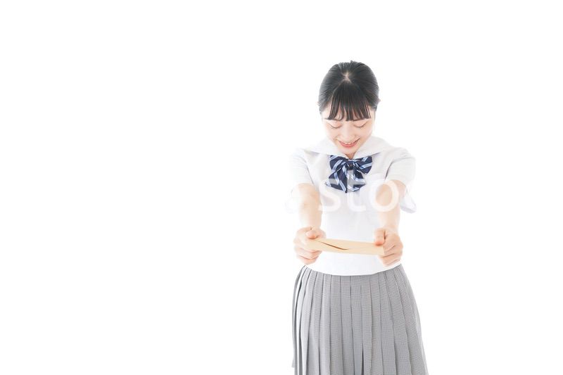 手紙を手渡す制服姿の女子学生