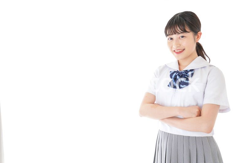腕を組む制服を着た女子学生