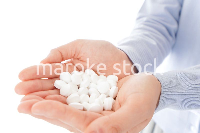 大量の薬物を飲む若い女性