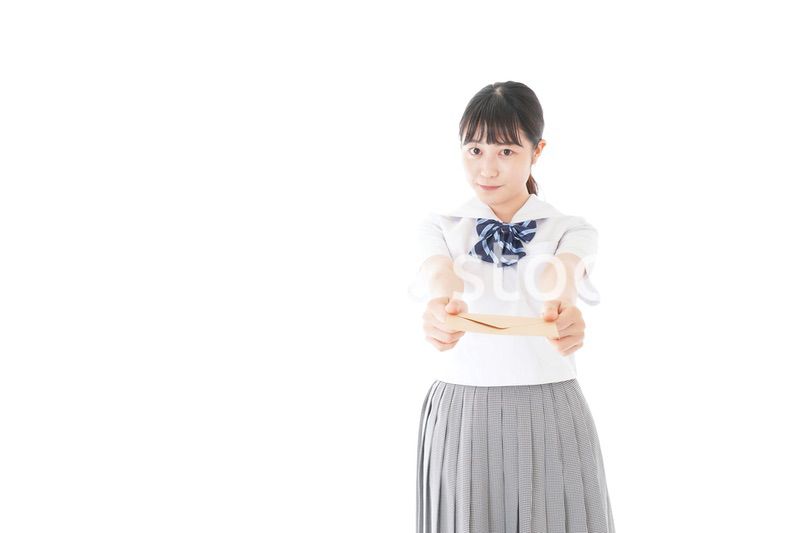 手紙を手渡す制服姿の女子学生