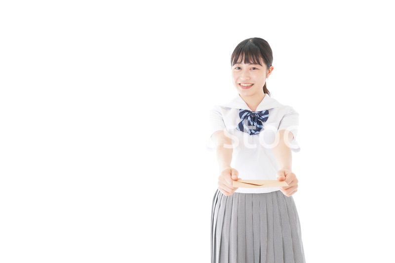 手紙を手渡す制服姿の女子学生