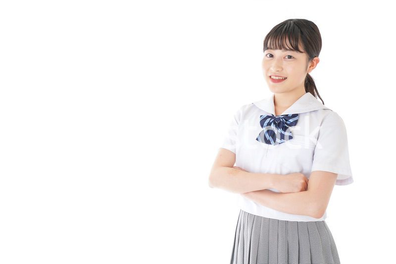 腕を組む制服を着た女子学生