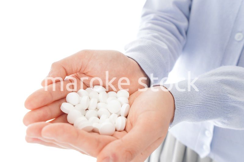 大量の薬物を飲む若い女性