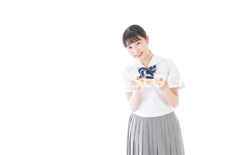手紙を手渡す制服姿の女子学生
