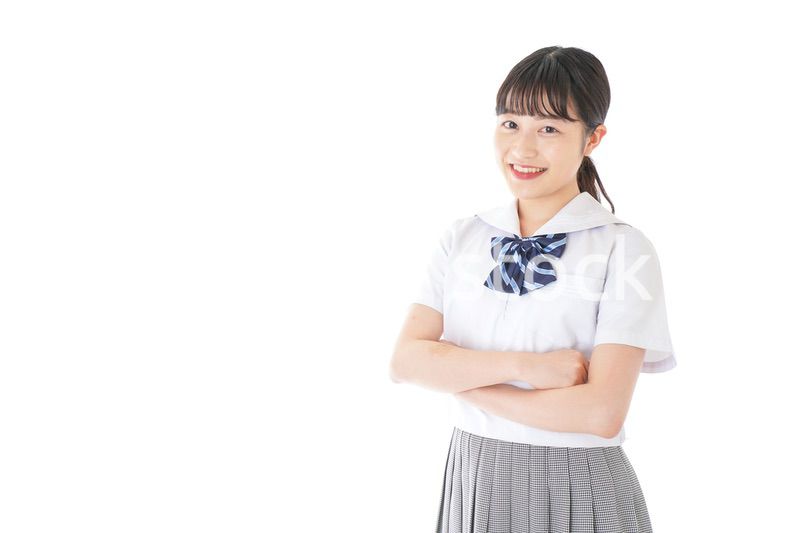 腕を組む制服を着た女子学生