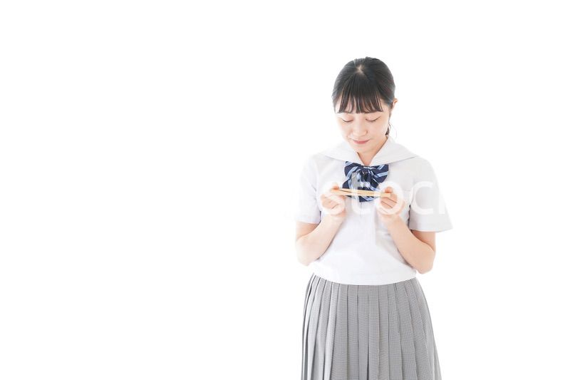 手紙を手渡す制服姿の女子学生