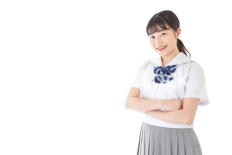 腕を組む制服を着た女子学生